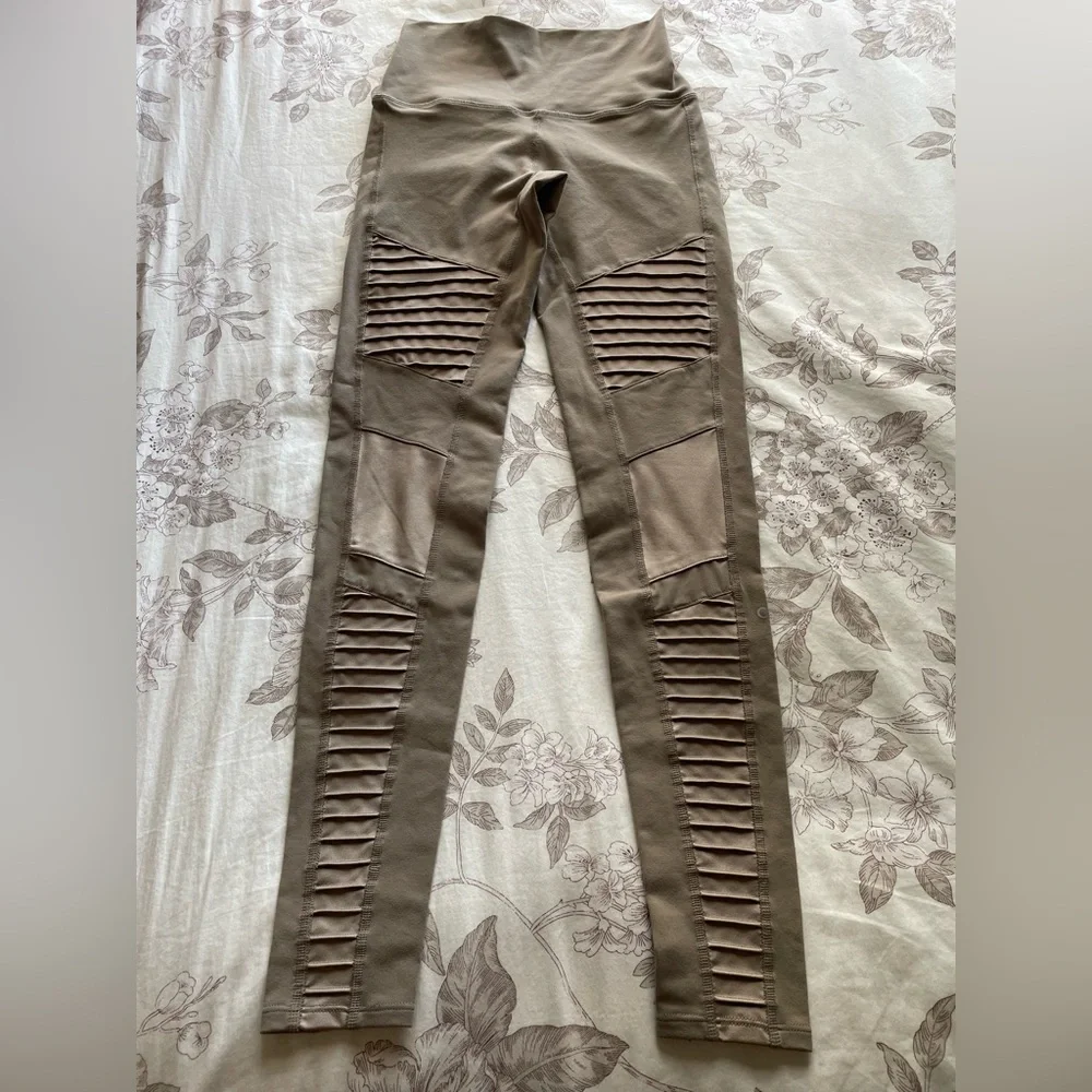 Alo Yoga High Rise Taupe Moto Leggings XS Neutral Gym Athleisure Pilates Errands